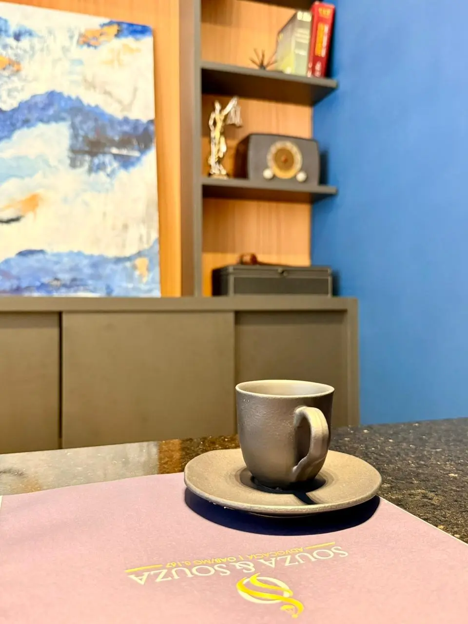 Detalhe da sala com a identidade do escritório